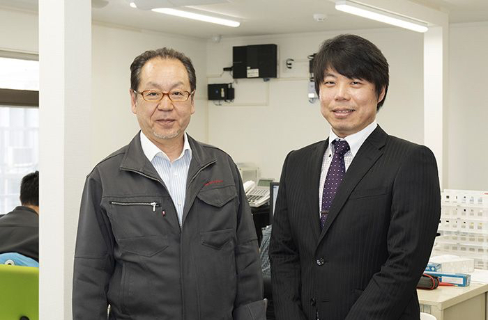 株式会社 テクノクラート　代表取締役　小川 鉄夫 様と税理士法人益子会計のスタッフ青木